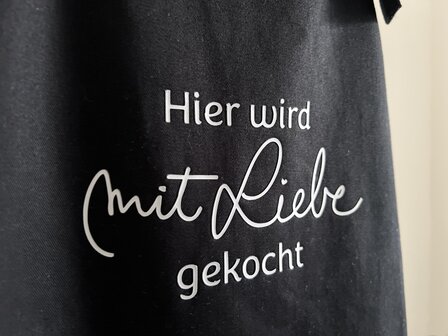 Sch&uuml;rze Hier wird mit Liebe gekocht
